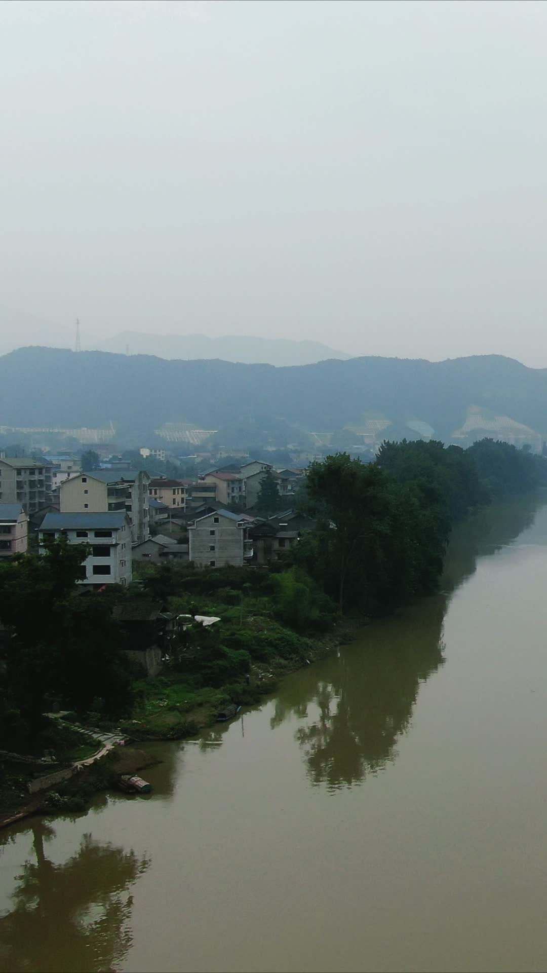 航拍南方河流清晨迷雾视频的预览图