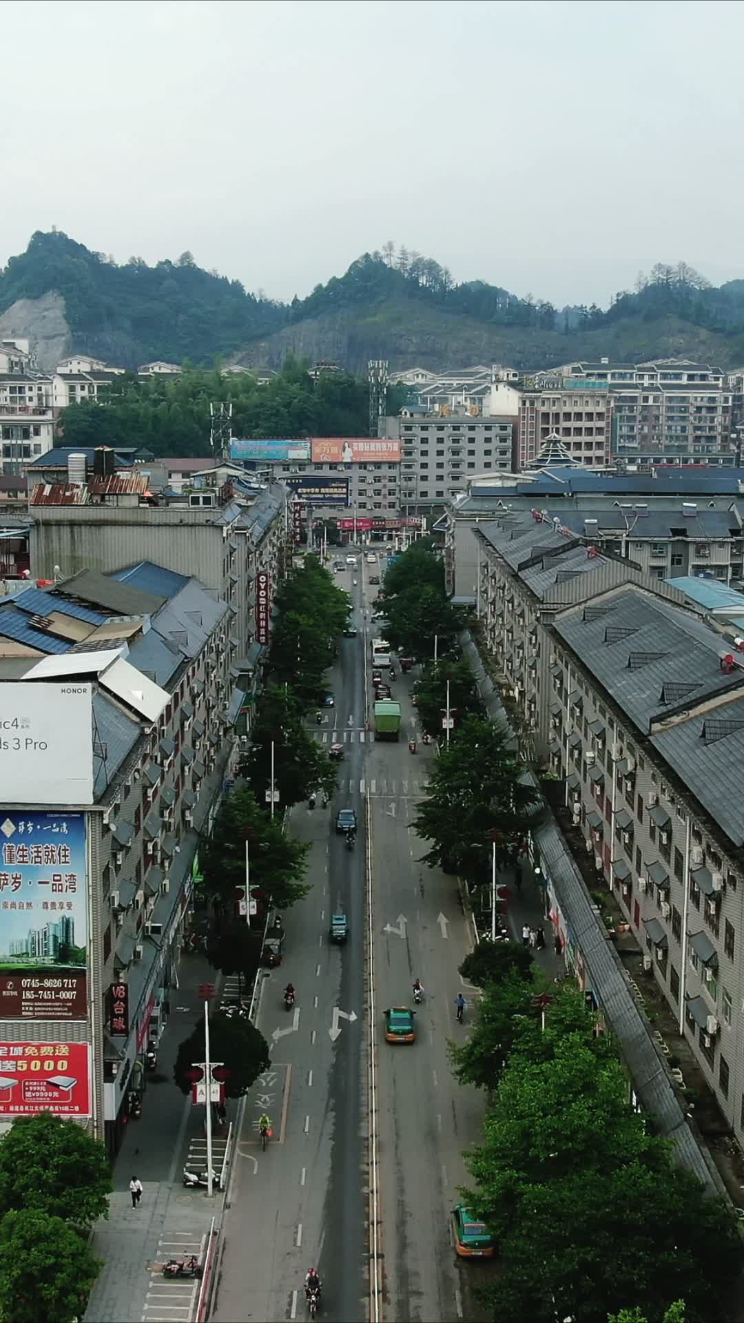 湖南通道城市交通竖屏航拍视频的预览图