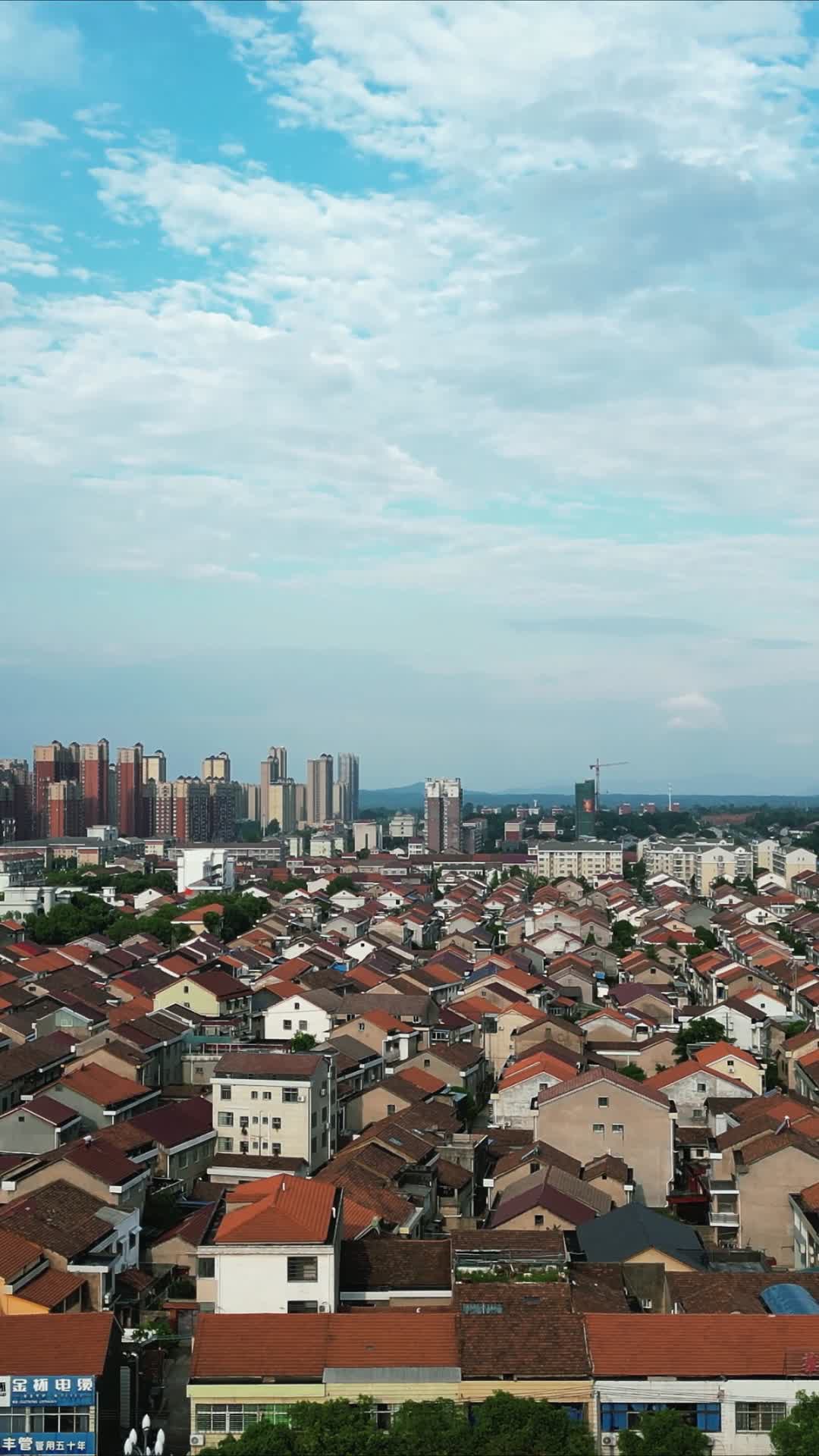 湖南临澧县城市交通竖屏航拍视频的预览图