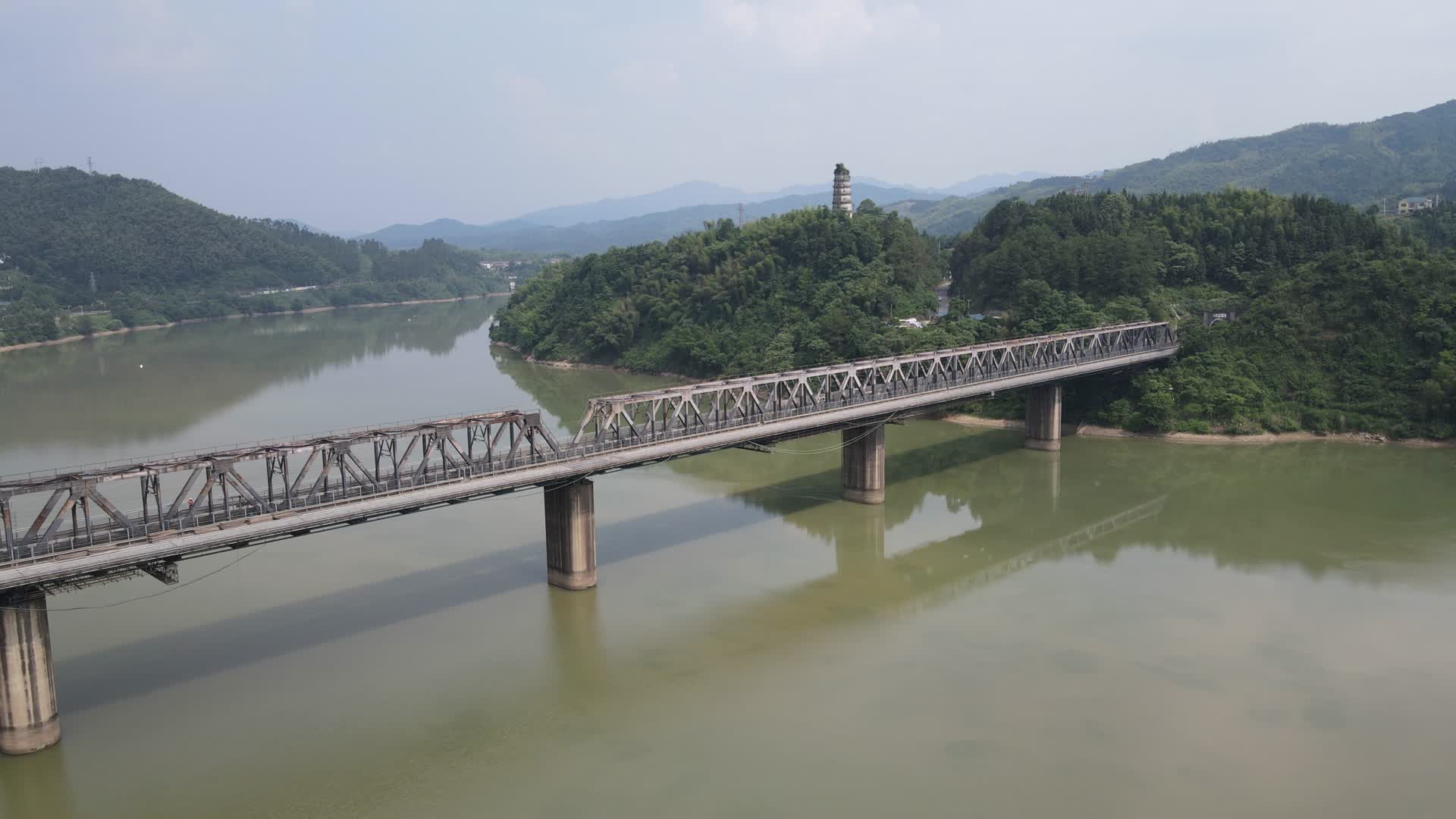 航拍交通铁路跨江大桥视频的预览图