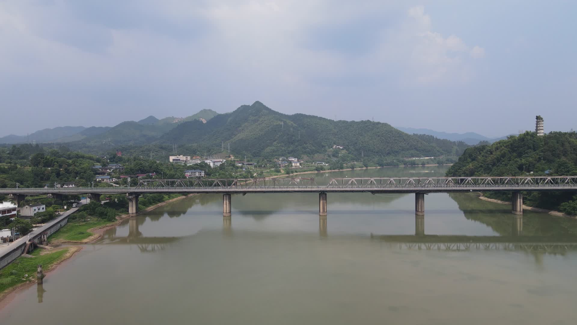 航拍交通铁路跨江大桥视频的预览图