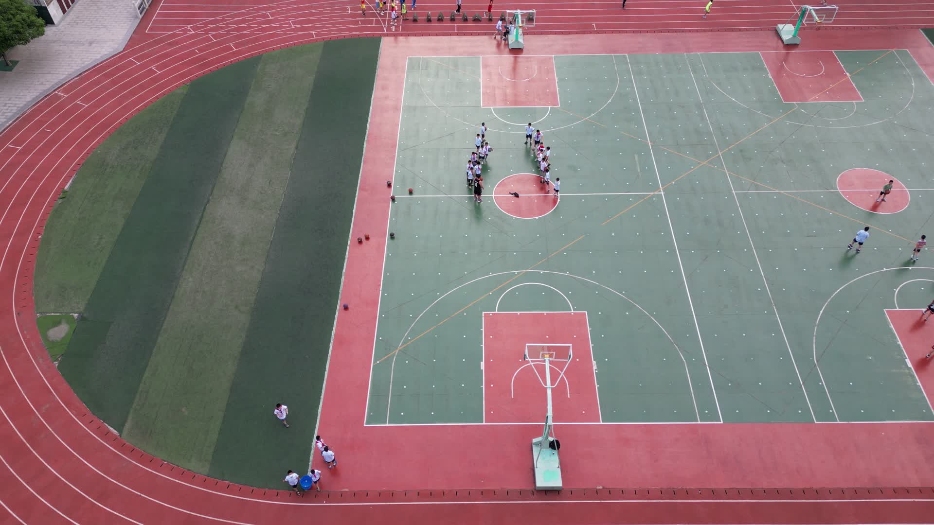 校园操场学生篮球训练视频的预览图