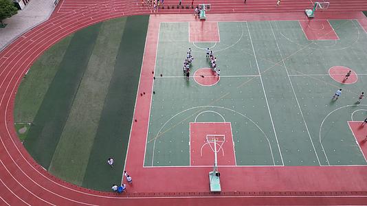 校园操场学生篮球训练视频的预览图