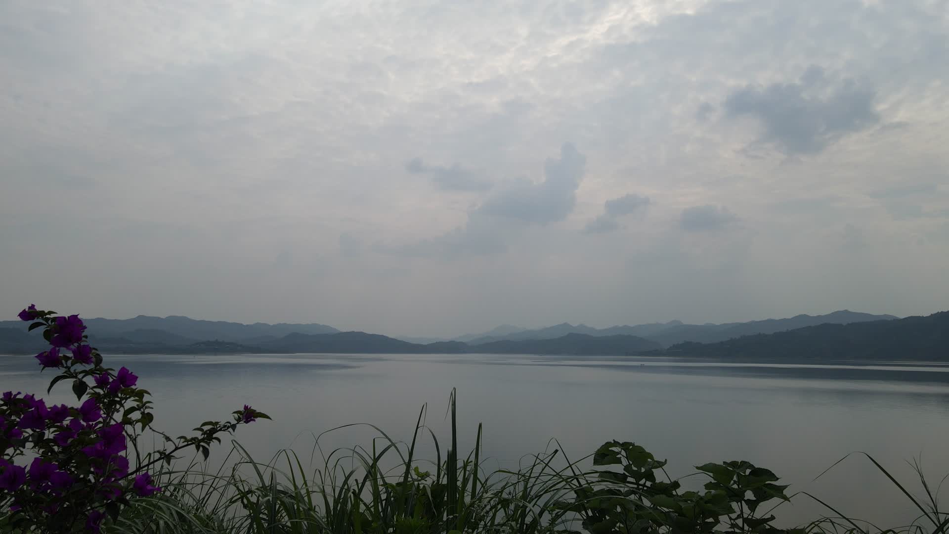 航拍夕阳晚霞湖泊自然风光视频的预览图