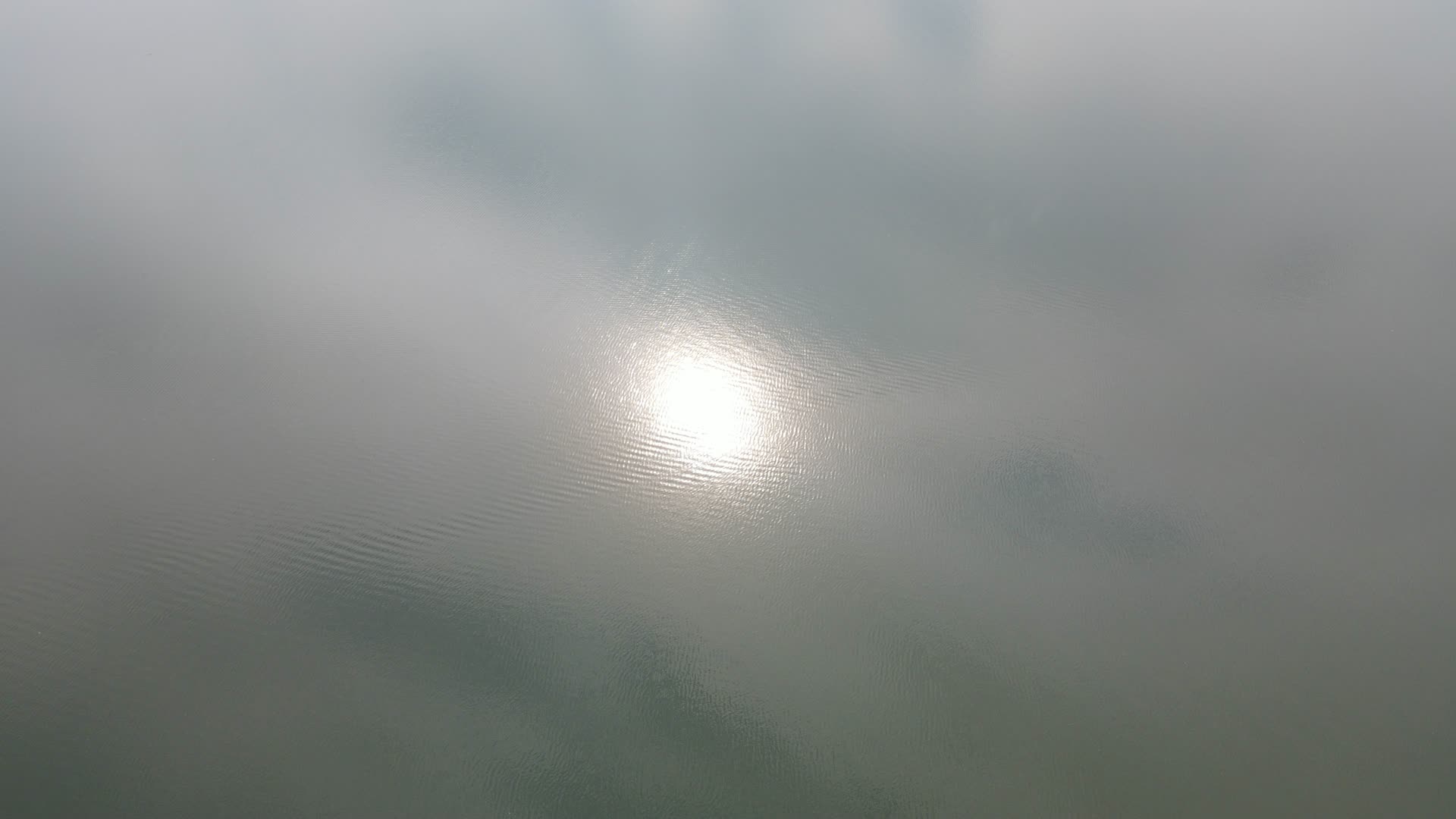 航拍夕阳水面倒影视频的预览图