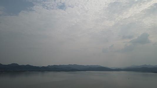 航拍青山绿水湖泊视频的预览图