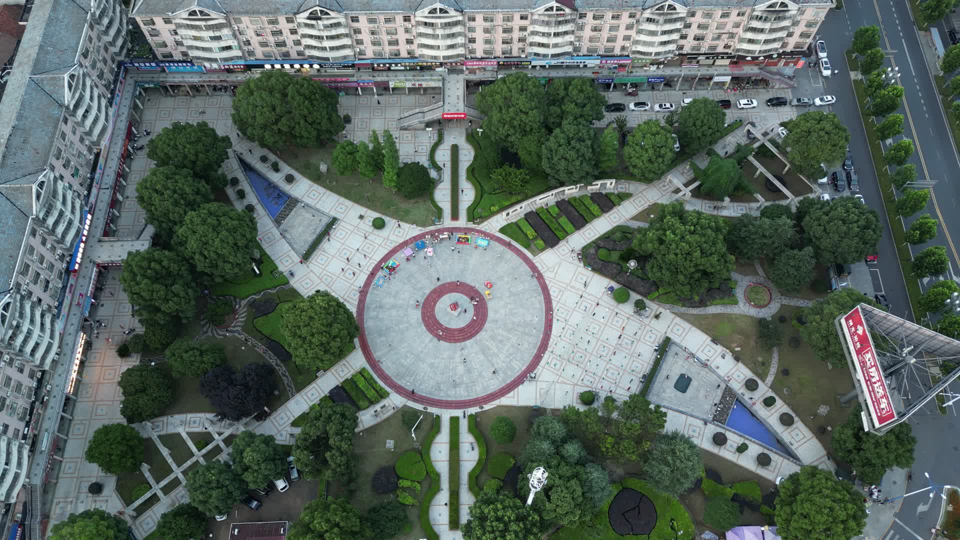 航拍城市广场视频的预览图