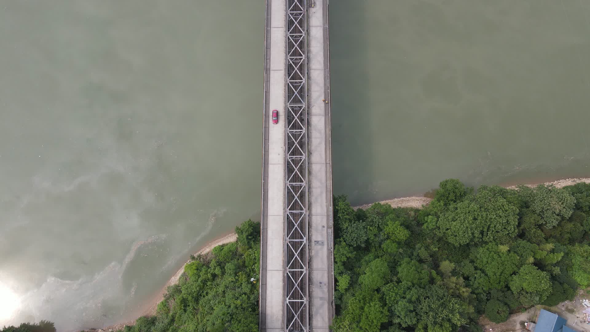 航拍跨江桥梁交通高架桥视频的预览图