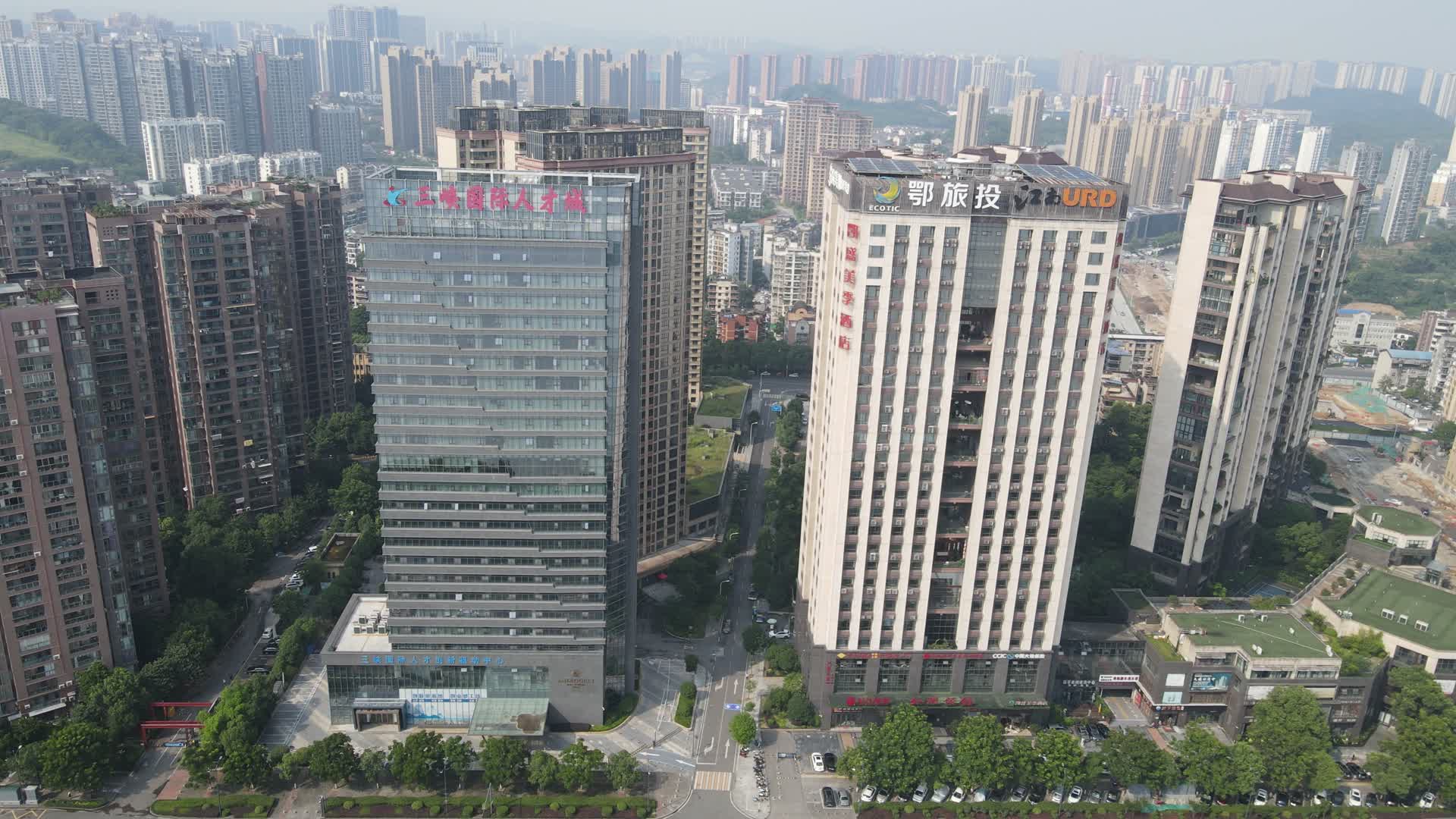 航拍湖北宜昌沿江大道商业大楼视频的预览图