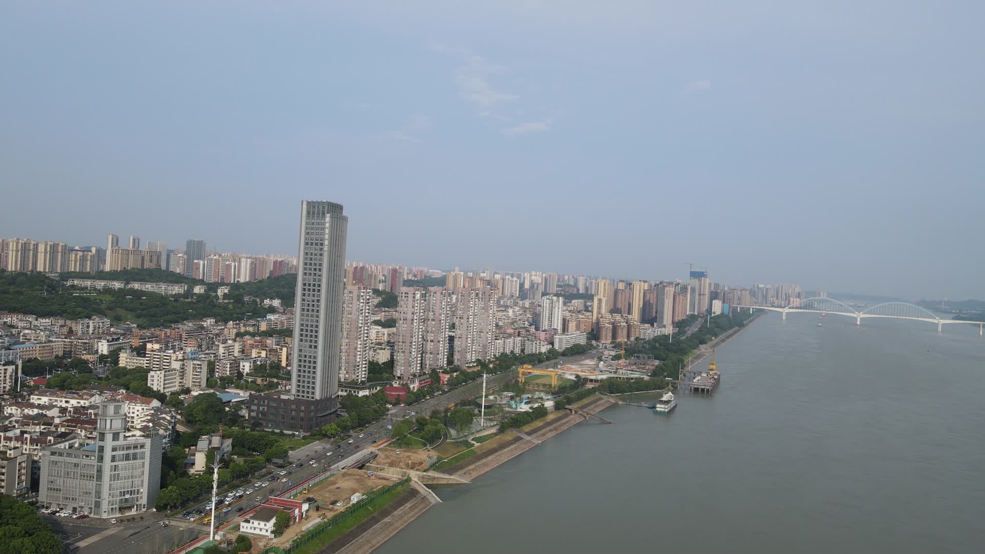 航拍湖北宜昌沿江大道高楼视频的预览图