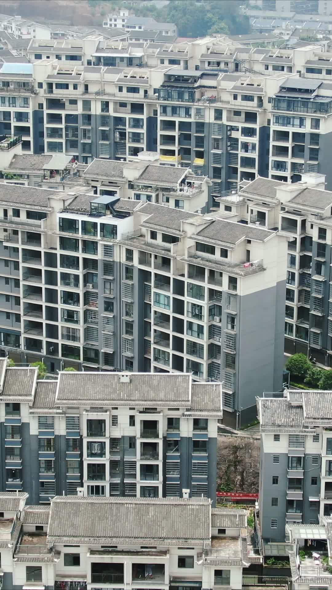 航拍城市住宅小区竖屏视频的预览图