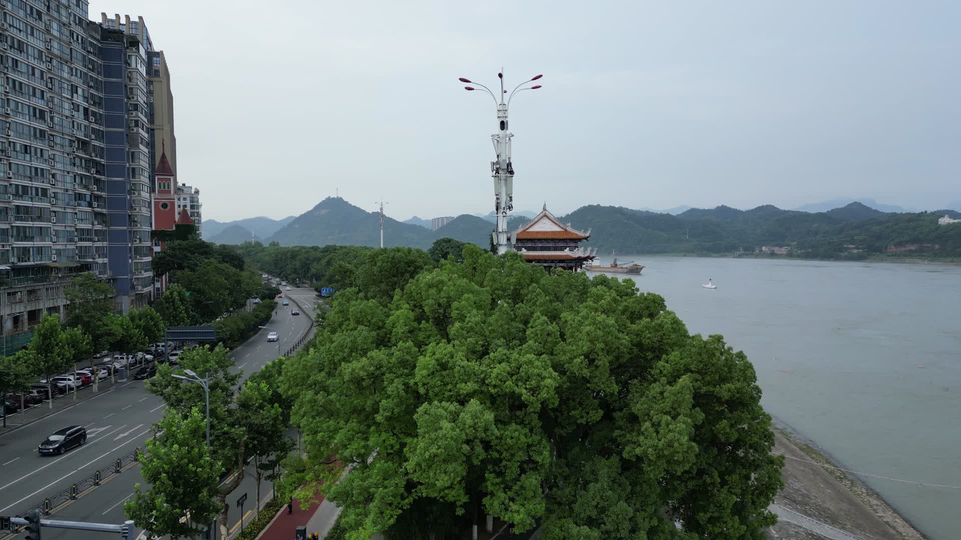 城市航拍湖北宜昌长江风光带视频的预览图