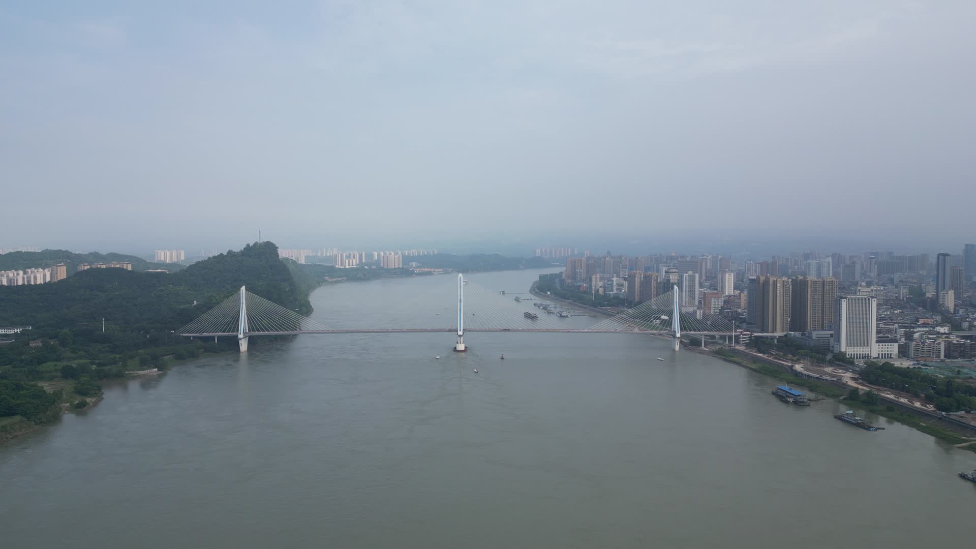 城市航拍湖北宜昌长江大桥交通视频的预览图