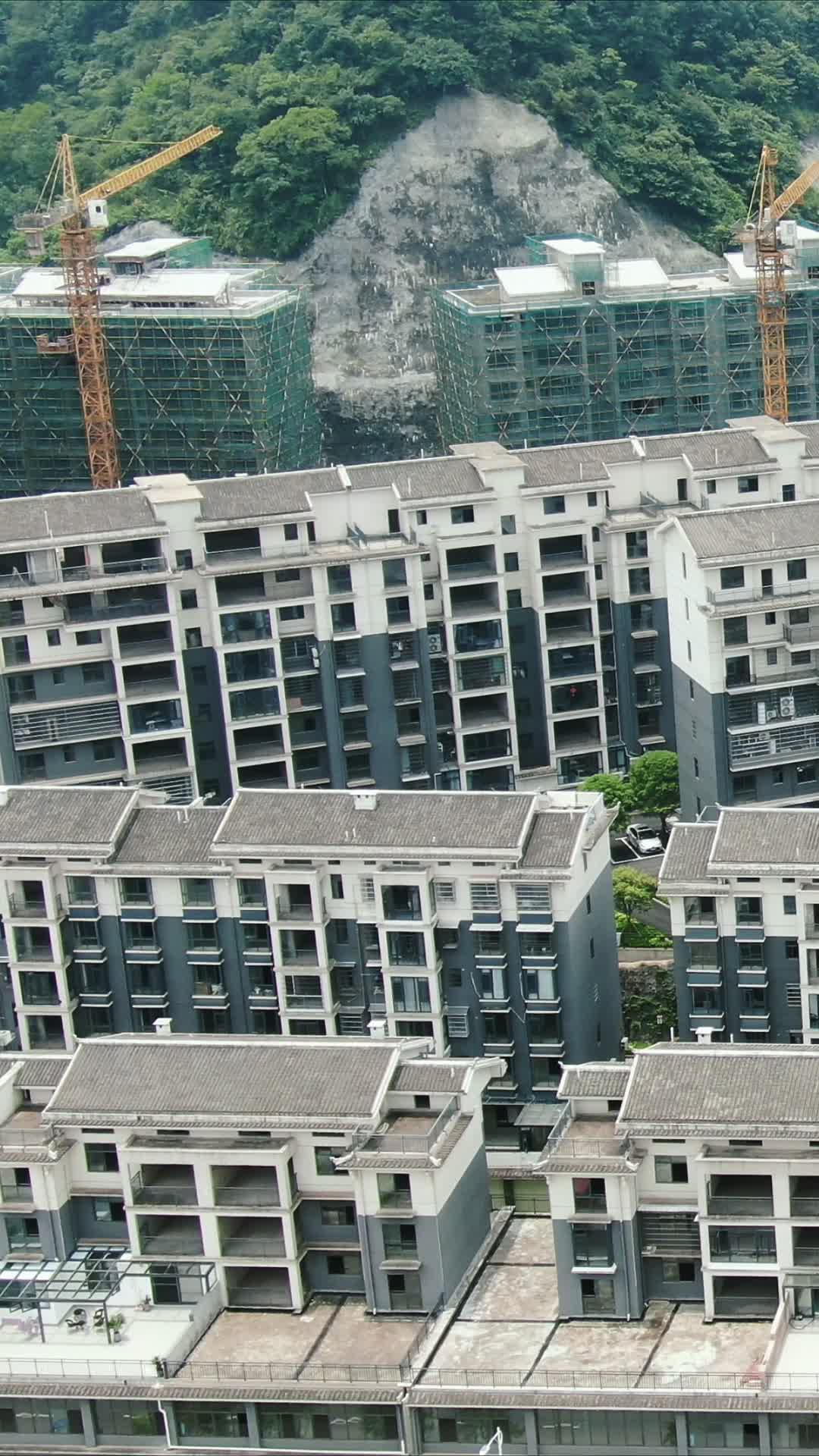 航拍城市住宅小区竖屏视频的预览图