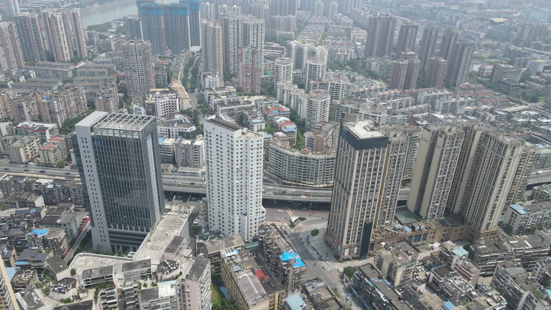 航拍湖北宜昌CBD城市高楼视频的预览图