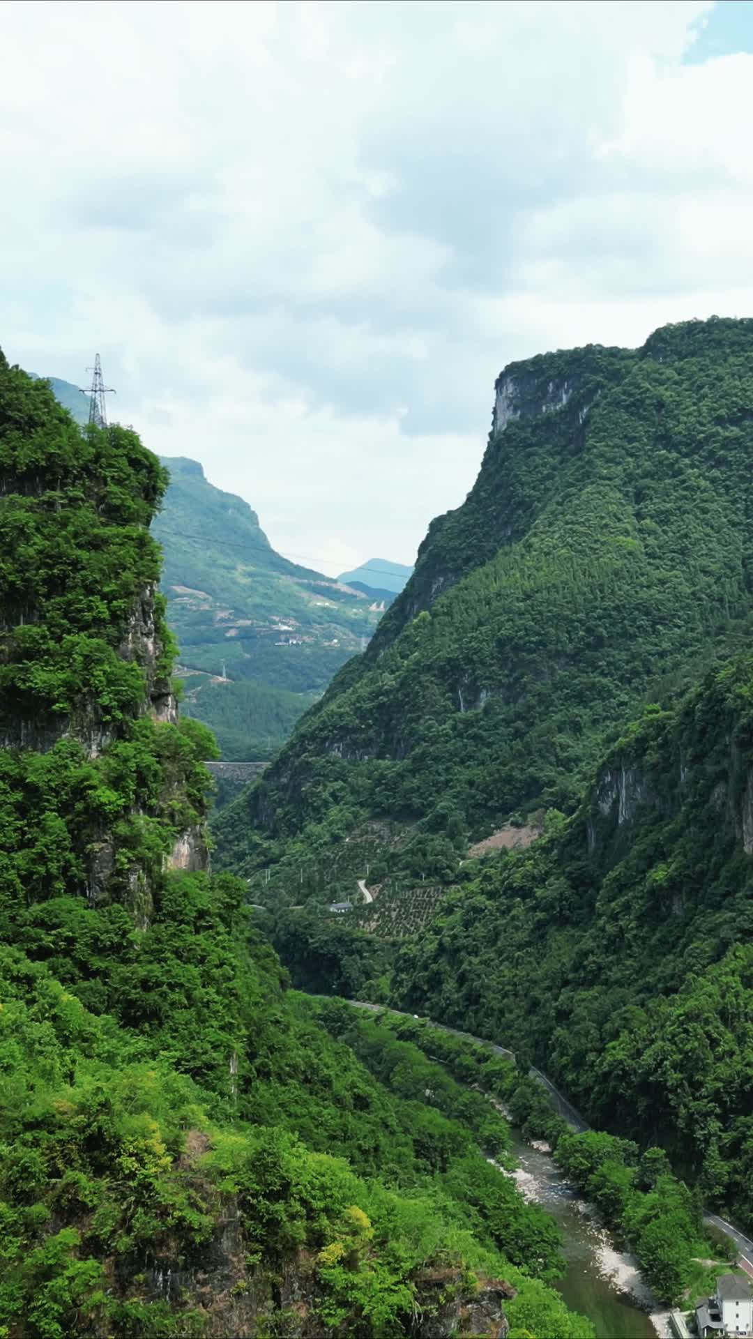 航拍大山峡谷自然风光视频的预览图