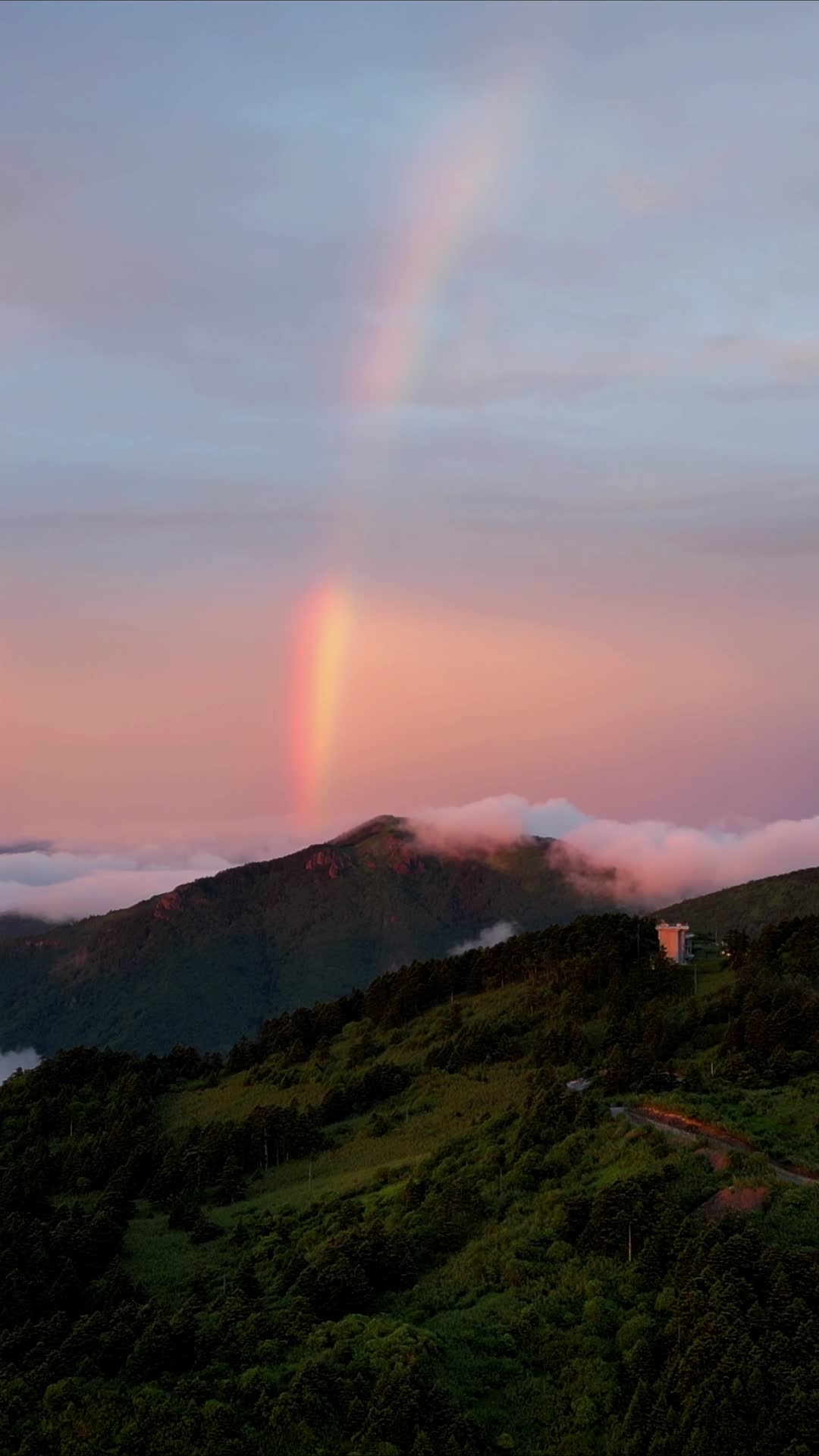 航拍湖北神农顶景区晚霞彩虹视频的预览图