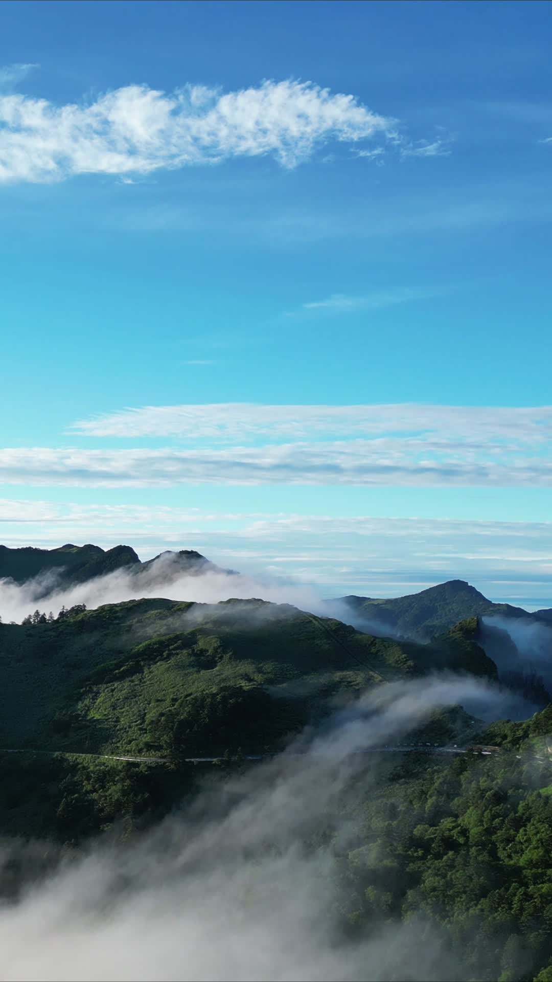 航拍高山云海自然风光视频的预览图