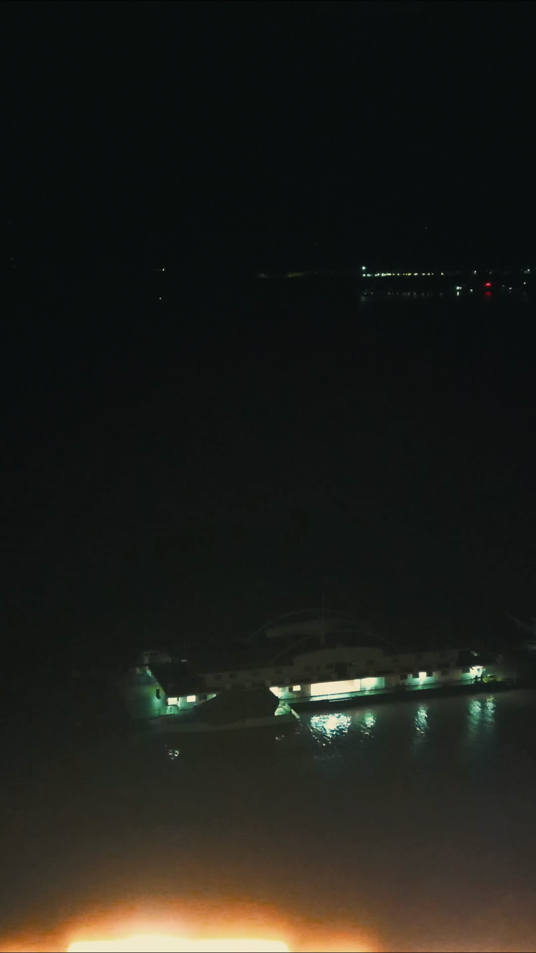 航拍湖北宜昌秭归县木鱼岛公园风雨桥夜景视频的预览图