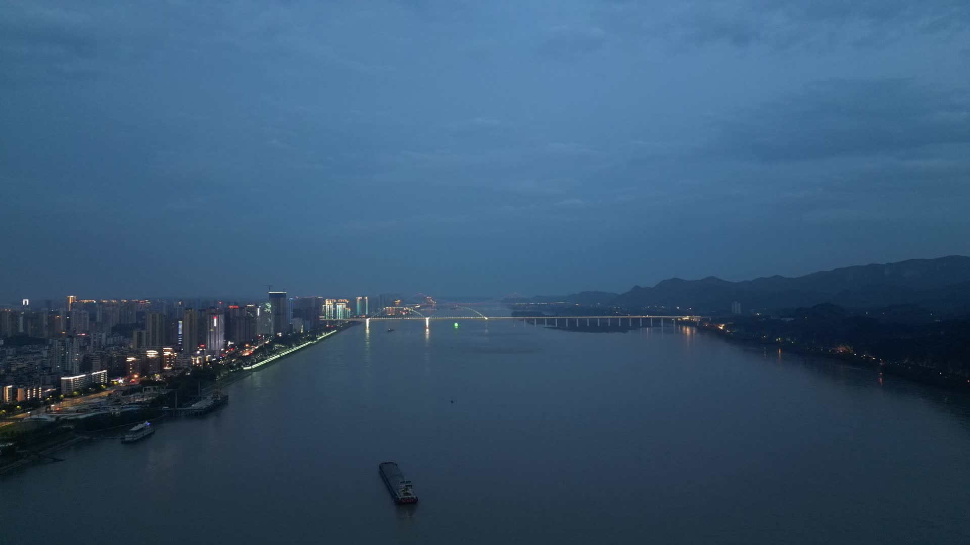 城市航拍宜昌长江夜景视频的预览图
