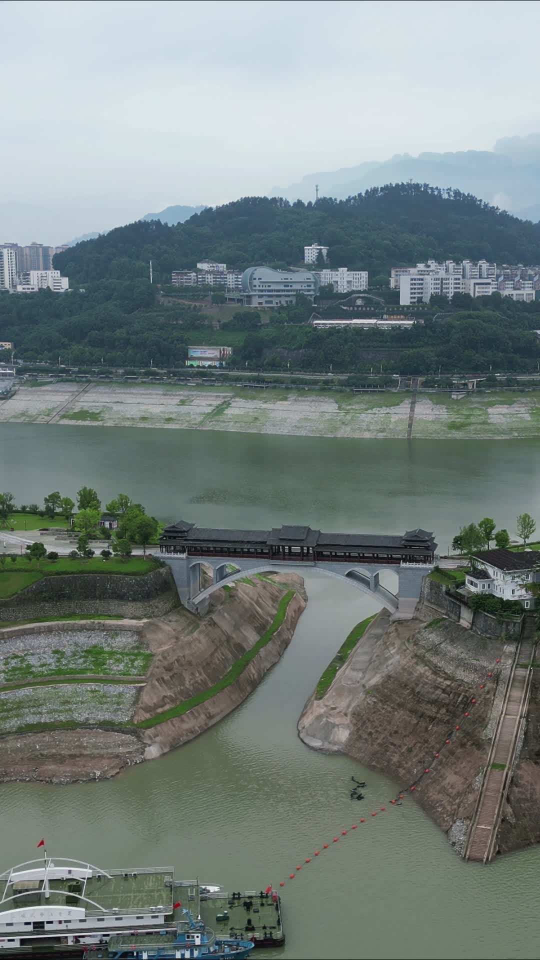 航拍湖北宜昌秭归木鱼岛公园视频的预览图