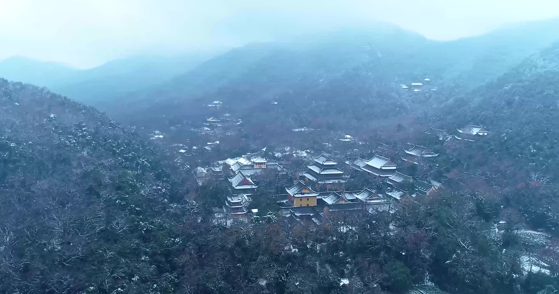 杭州千年古刹灵隐寺雪景航拍视频的预览图