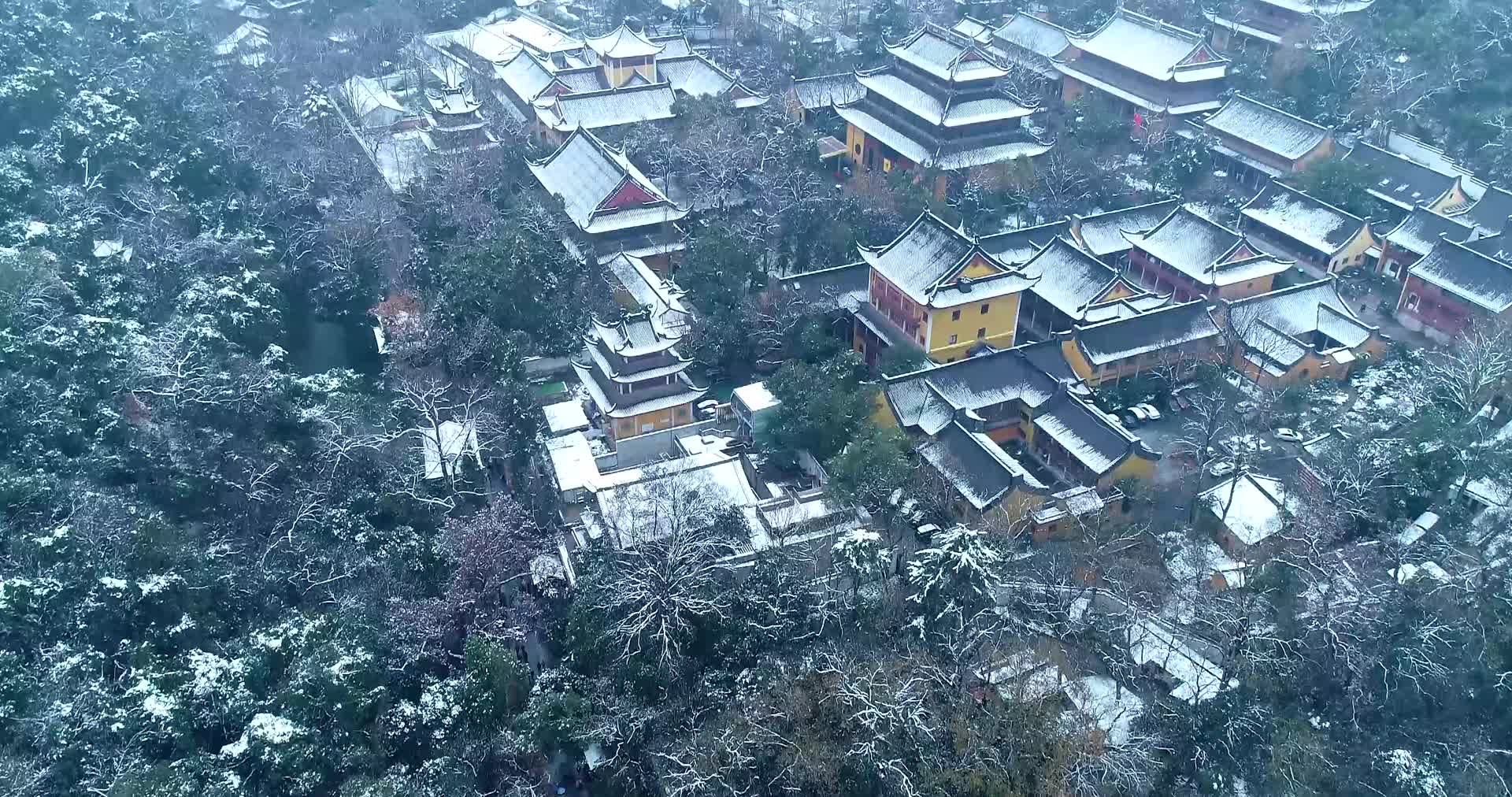 杭州千年古刹灵隐寺雪景航拍视频的预览图