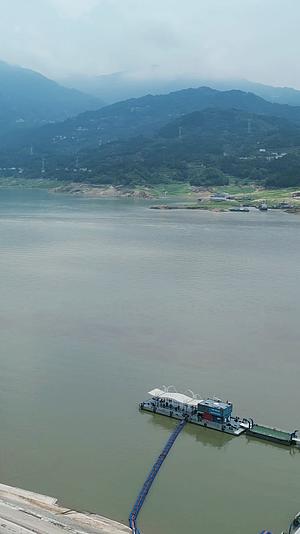 航拍湖北长江码头视频的预览图