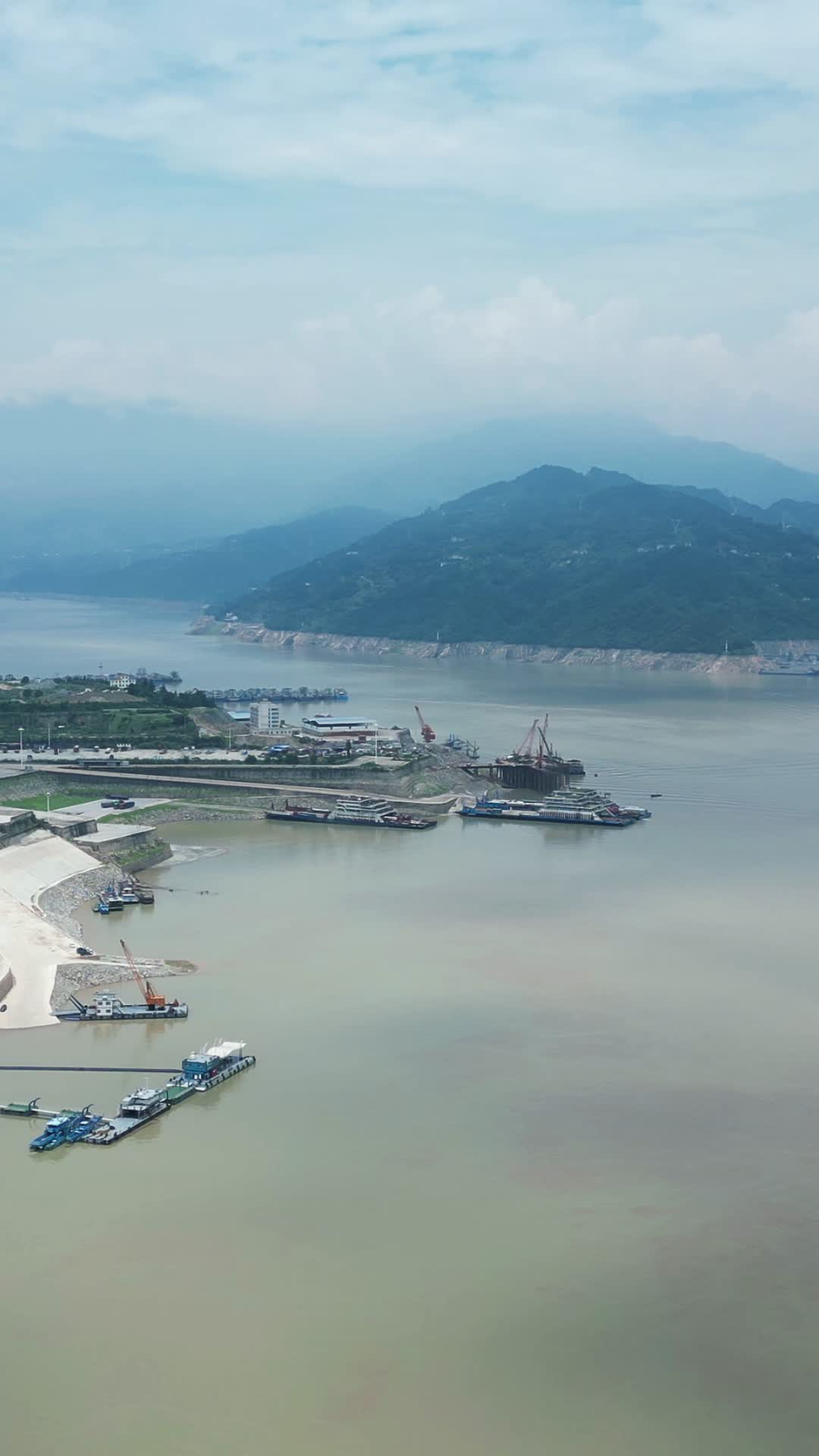 航拍长江码头视频的预览图