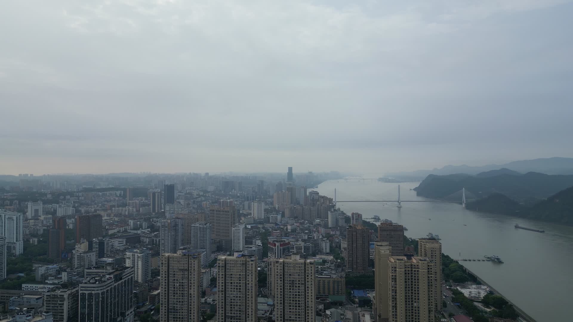 祖国母亲河长江清晨迷雾湖北宜昌视频的预览图