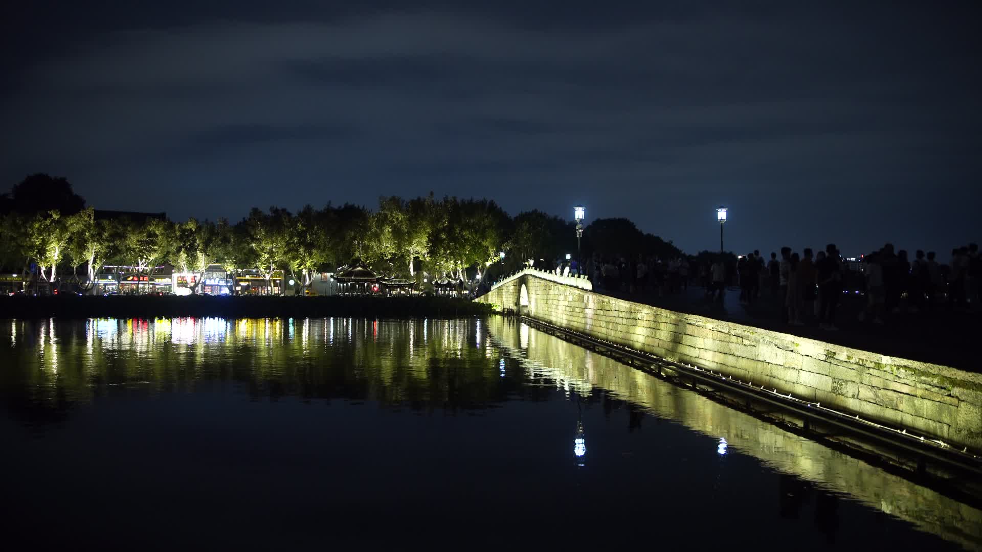 杭州西湖景区断桥夜景视频的预览图