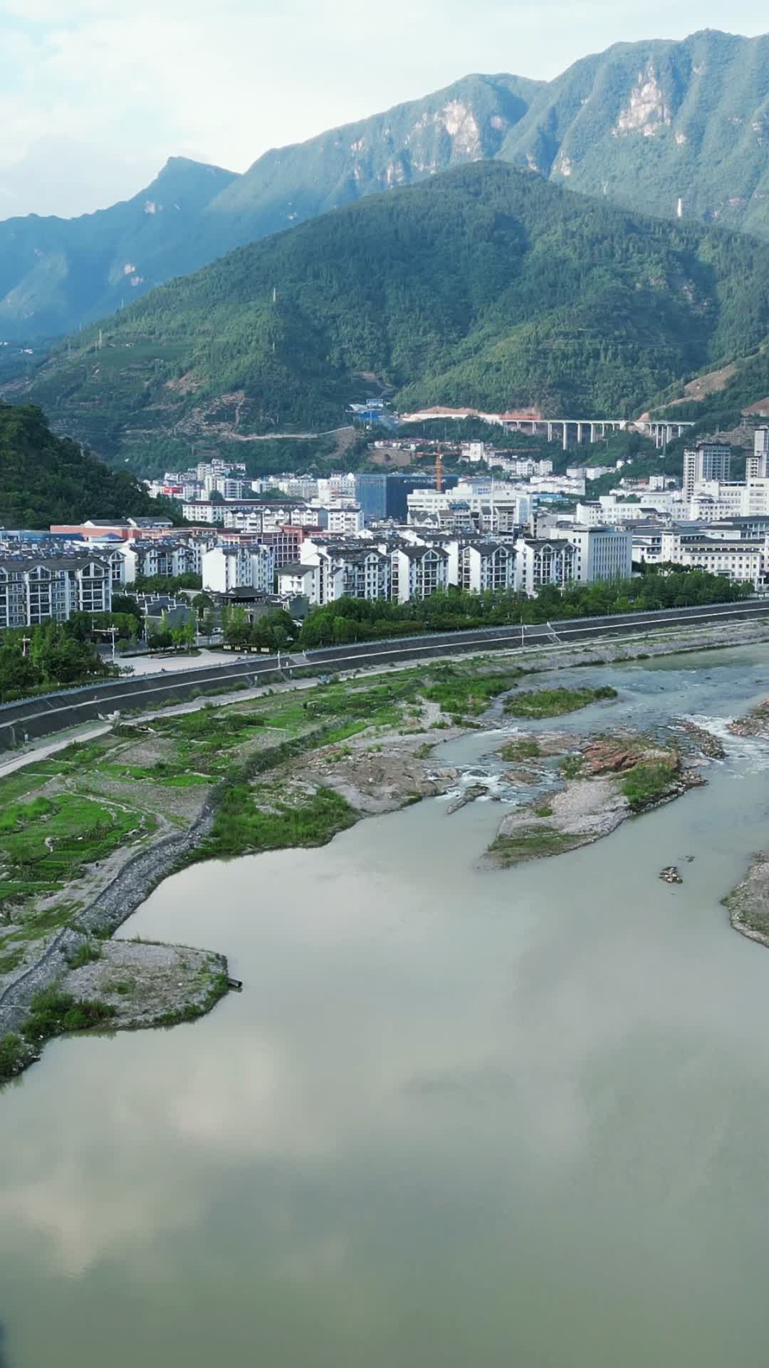 航拍湖北宜昌兴山县风光视频的预览图
