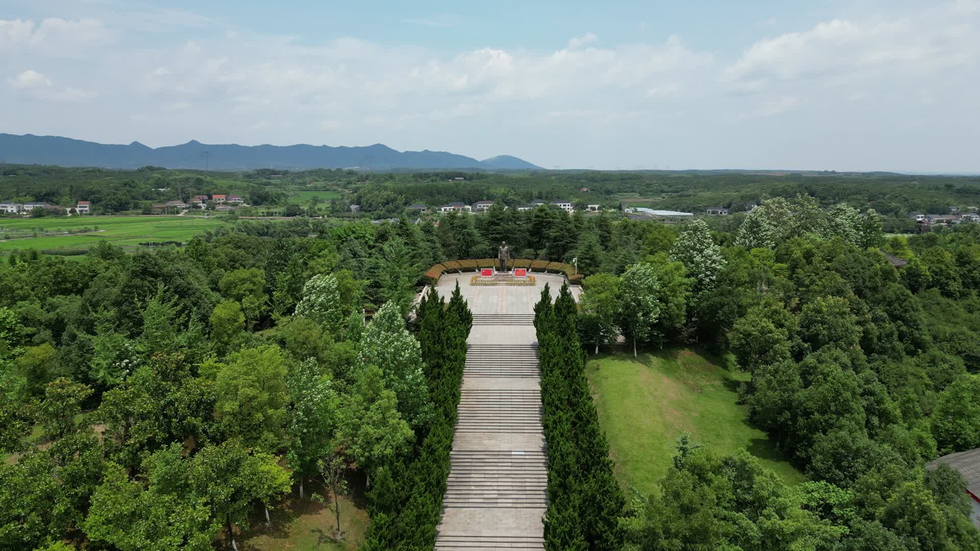 旅游景区湖南常德林伯渠纪念馆铜像广场视频的预览图
