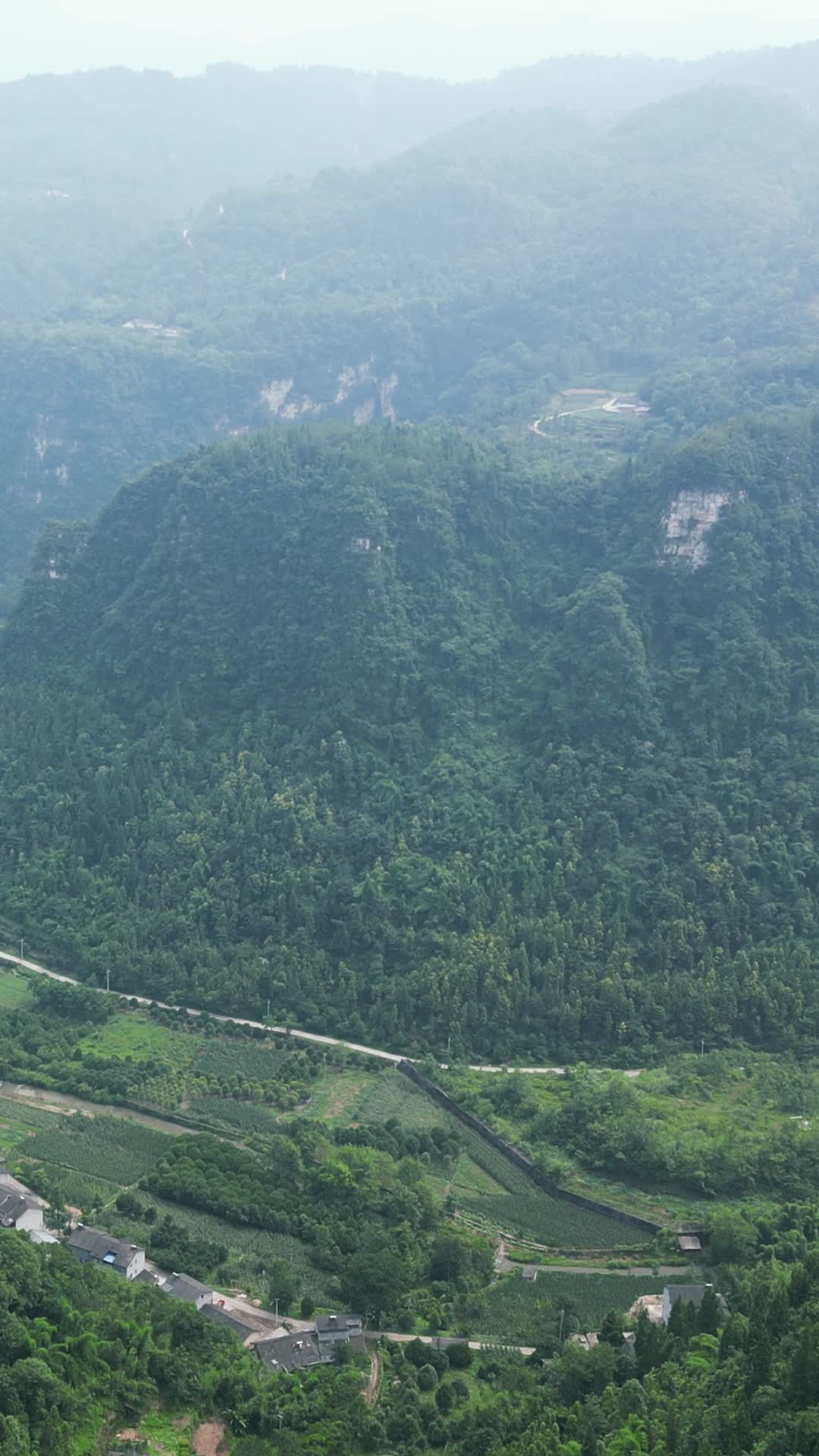 航拍高山森林自然风光视频的预览图