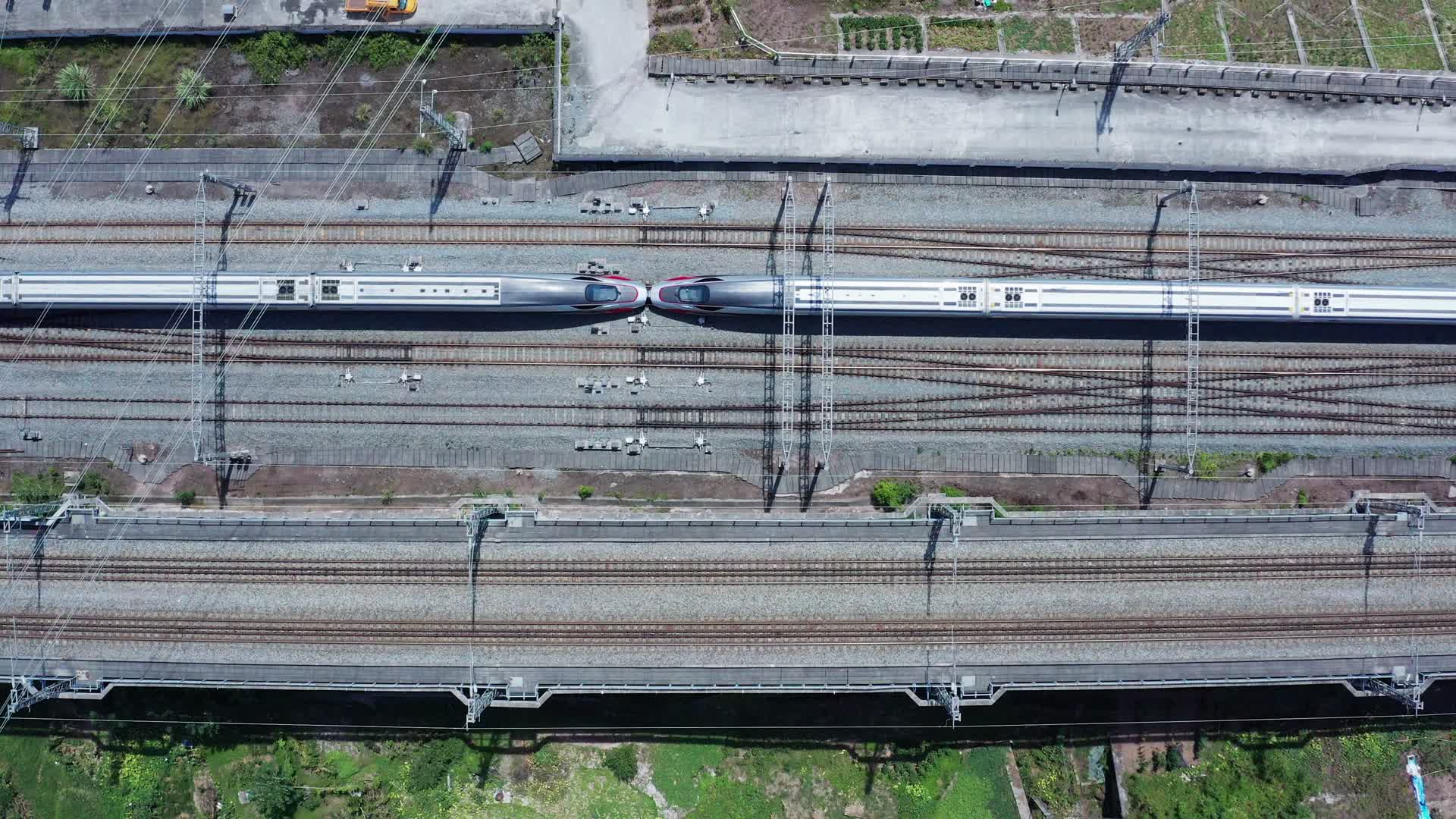 实拍城市交通高铁动车列车行驶视频的预览图