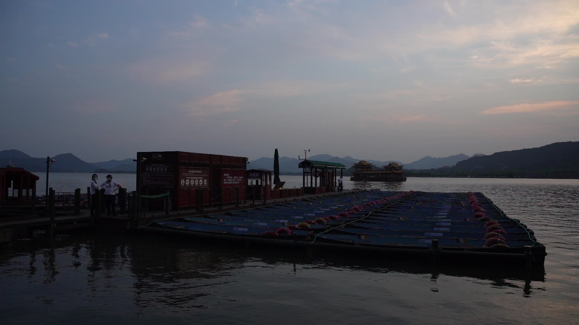 杭州西湖景区湖滨公园码头视频的预览图