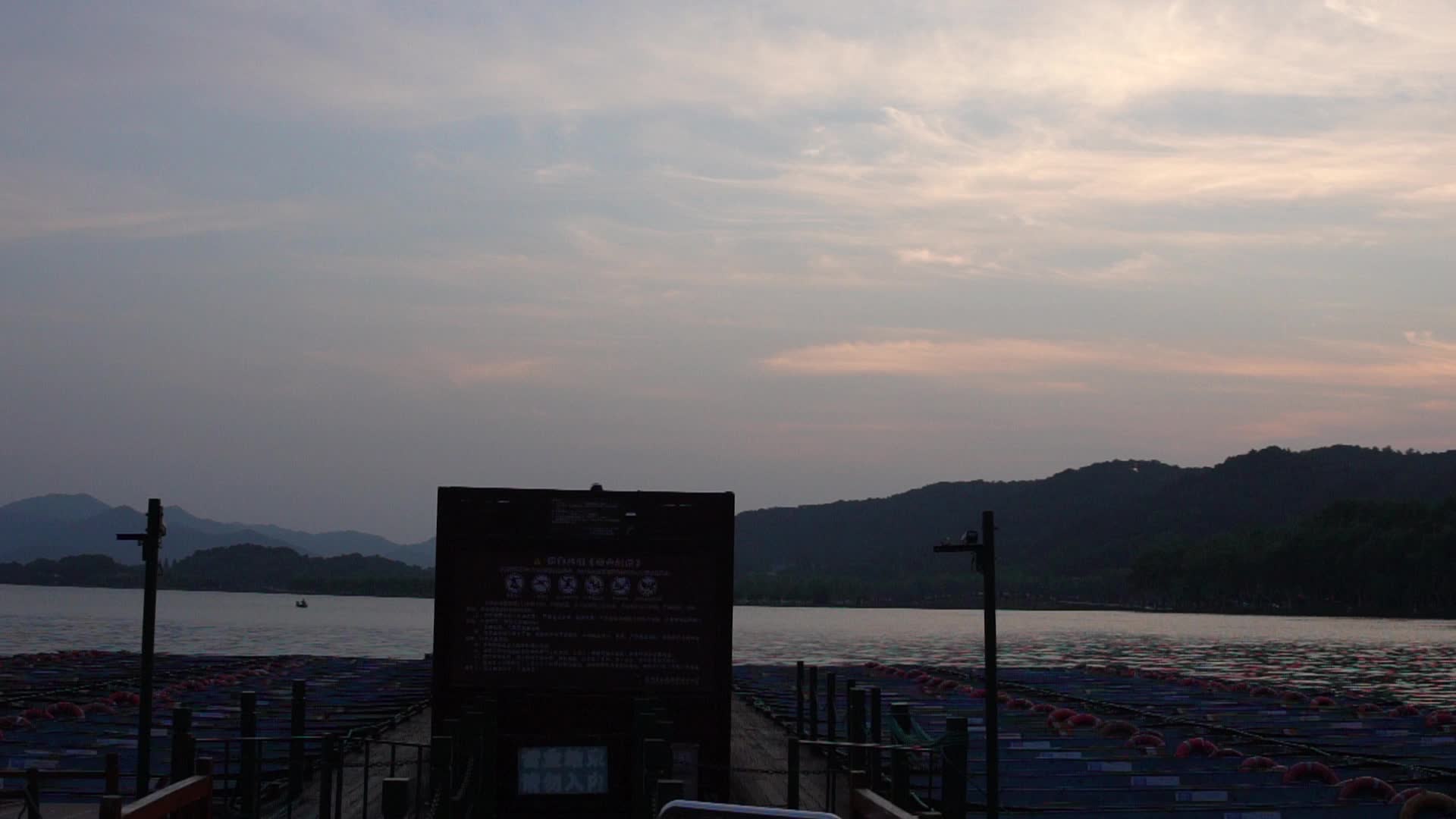 杭州西湖景区湖滨公园码头视频的预览图