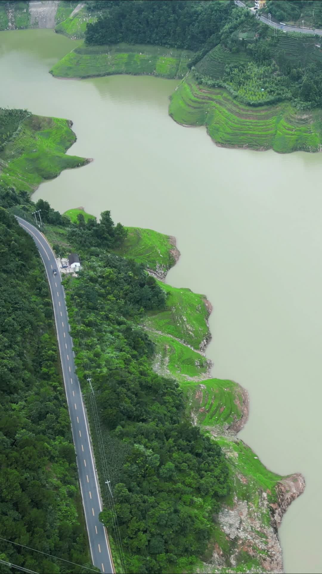 航拍祖国大好河山青山绿水视频的预览图