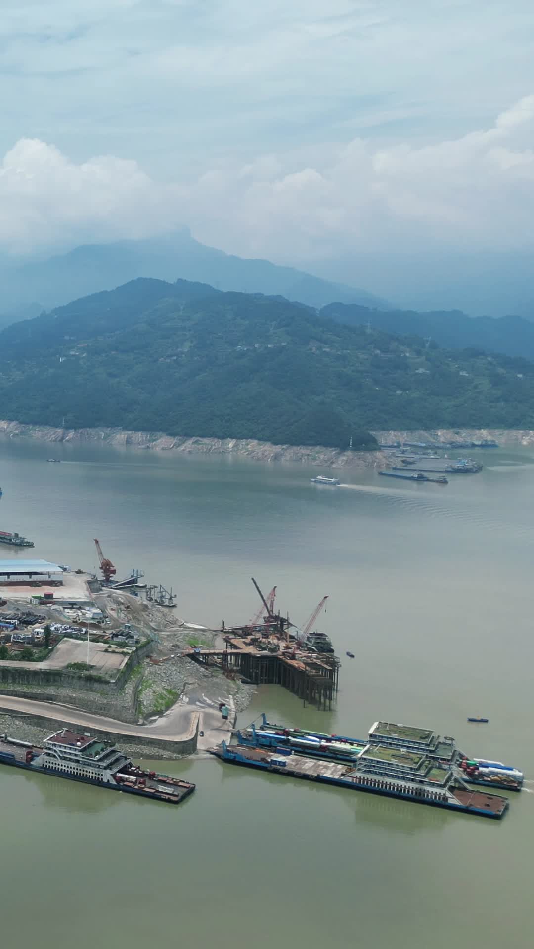 航拍长江码头视频的预览图