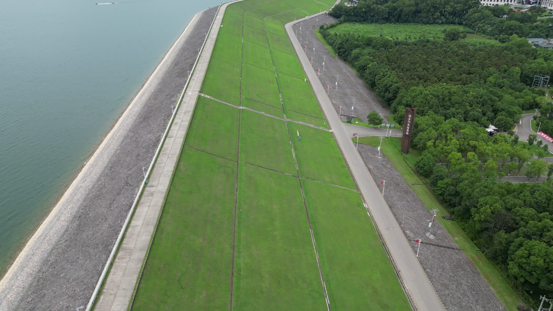 旅游景区湖北荆州洈水景区水库大坝视频的预览图