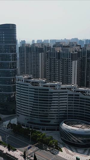 航拍湖北襄阳城市地标高楼视频的预览图