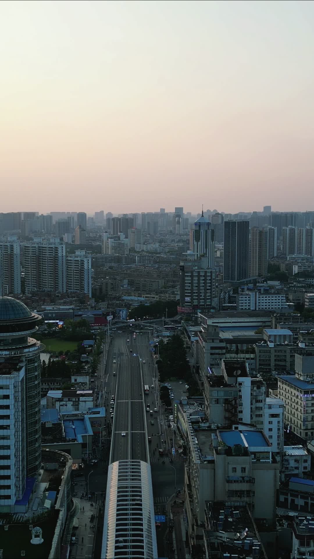 航拍湖北襄阳城市地标高楼视频的预览图
