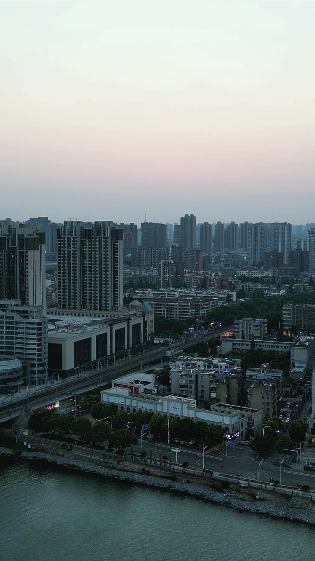 航拍湖北襄阳城市地标高楼1视频的预览图
