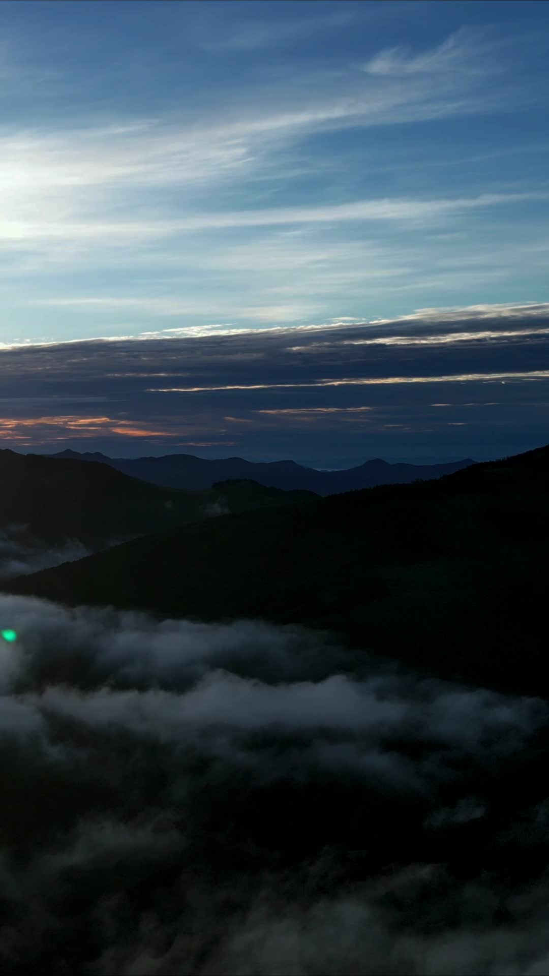航拍湖北神农架神农顶景区日落晚霞视频的预览图