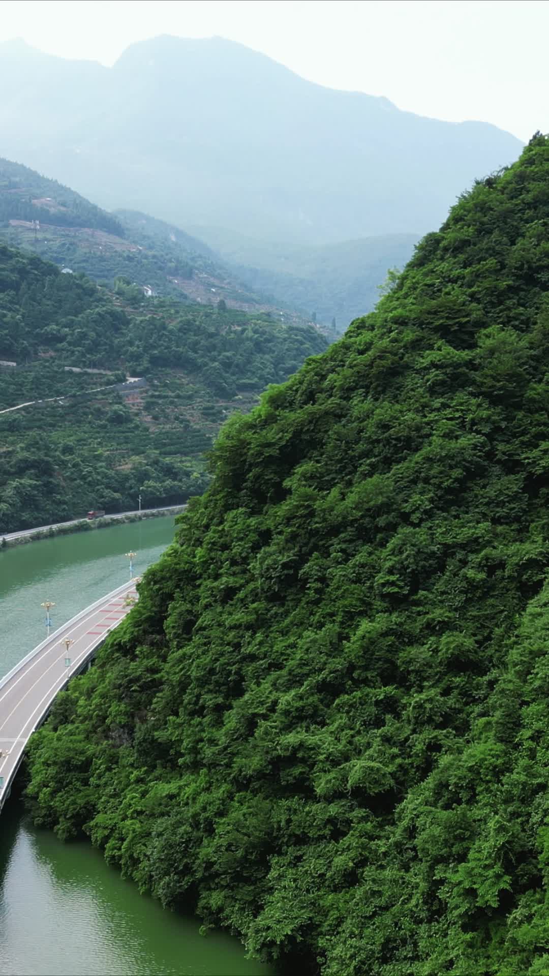 航拍最美水上公路古昭公路视频的预览图