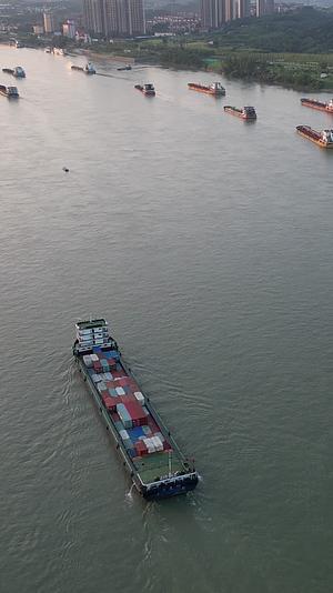 航拍湖北宜昌长江水运货船视频的预览图