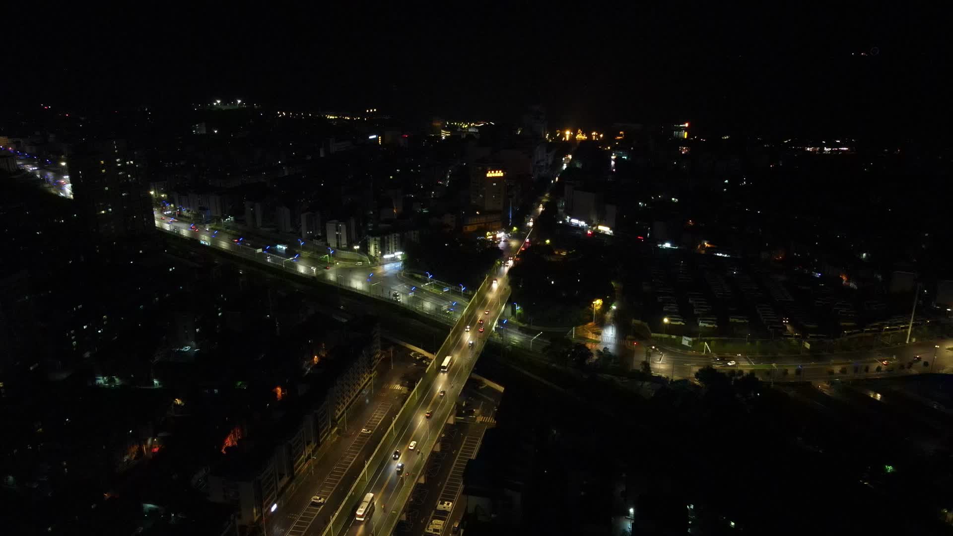 航拍湖南岳阳城市夜景交通视频的预览图