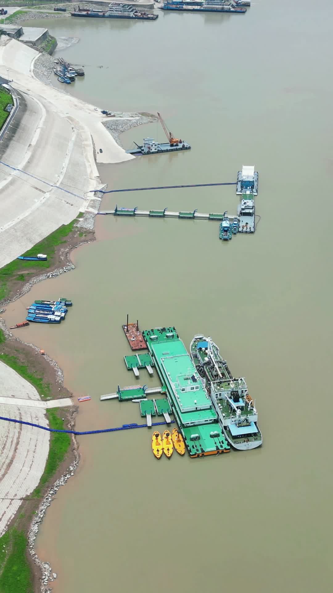 航拍湖北长江码头视频的预览图
