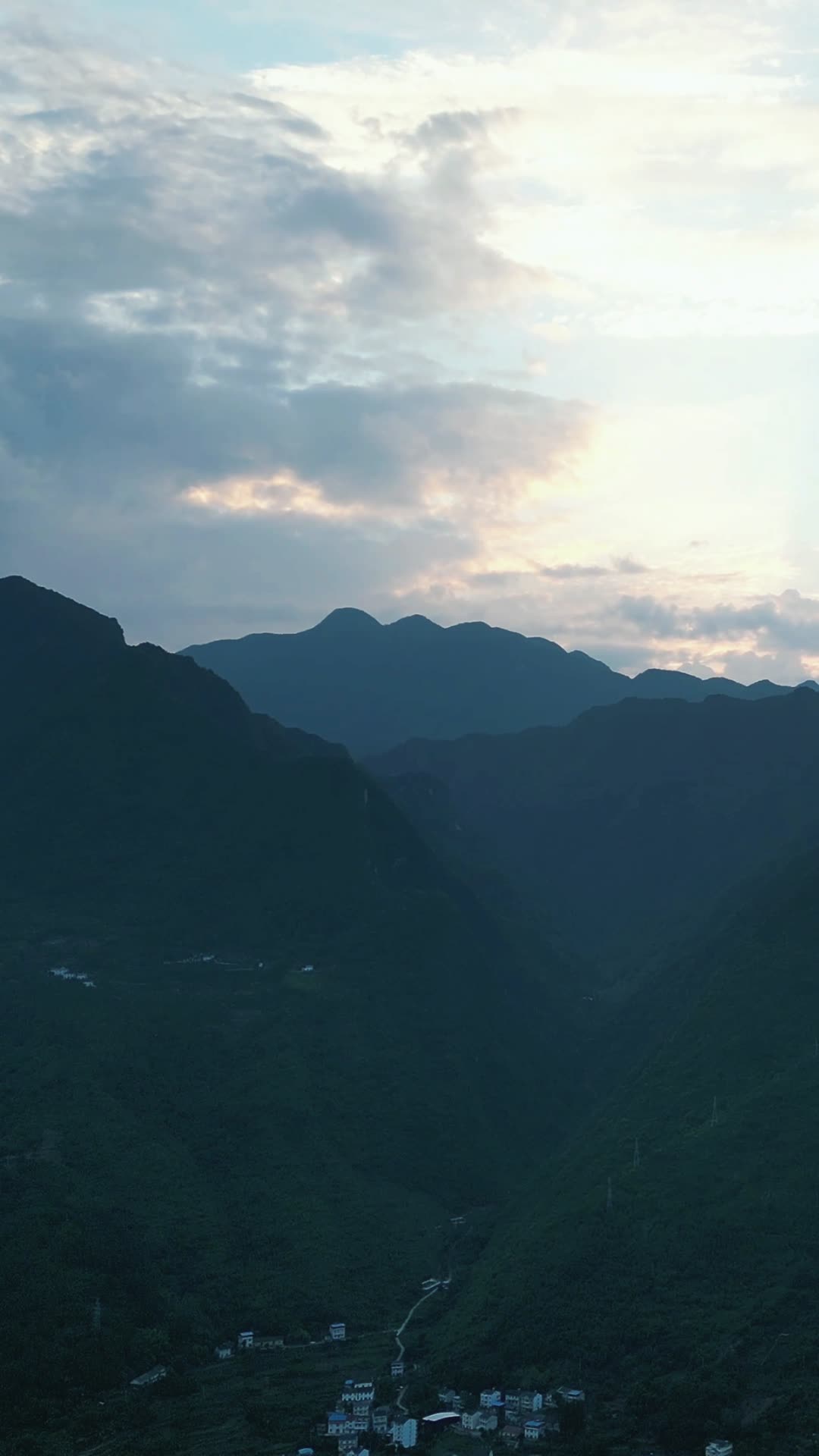 航拍湖北宜昌兴山县风光视频的预览图