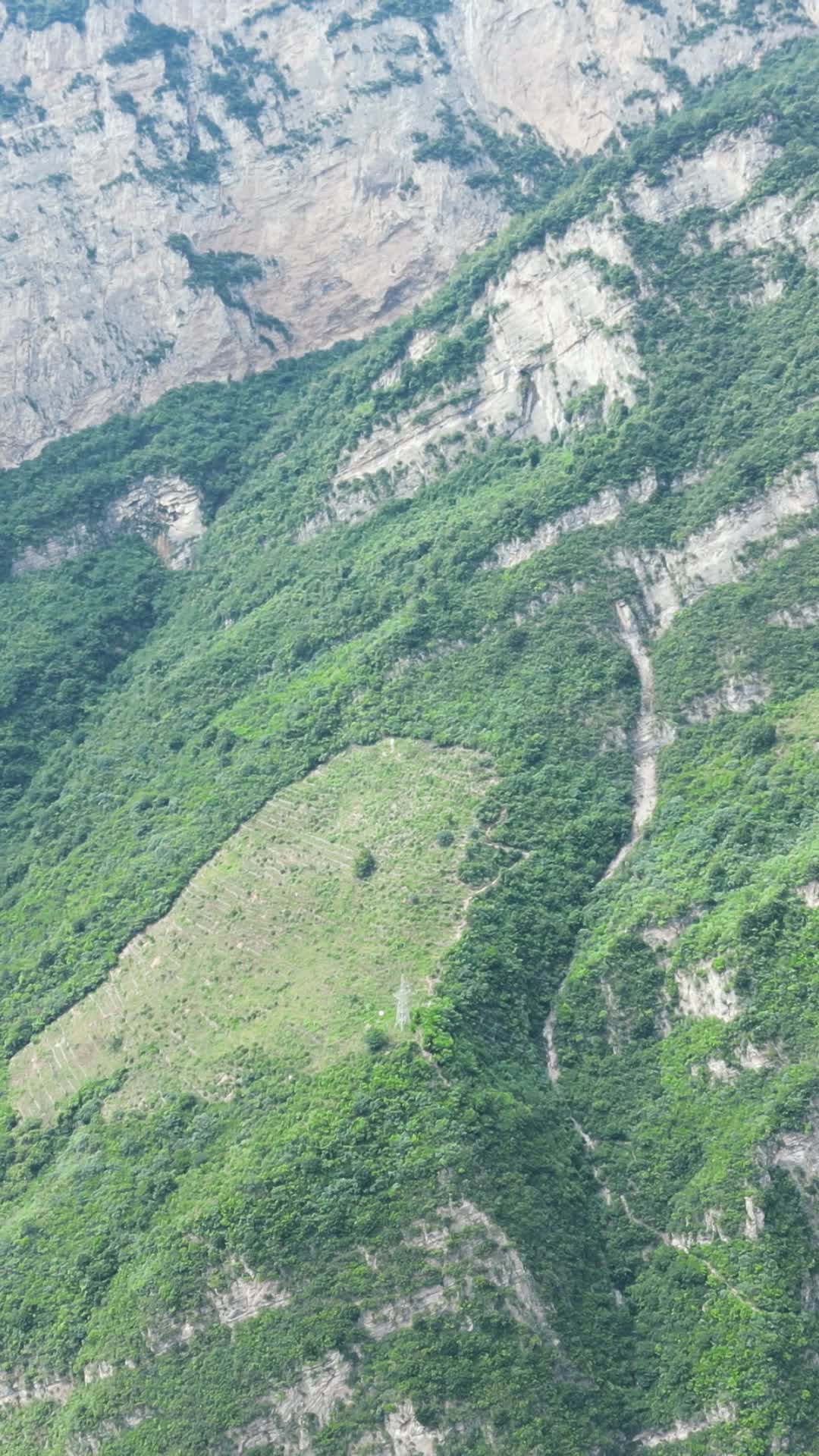 航拍湖北宜昌秭归县牛肝马肺峡景区视频的预览图